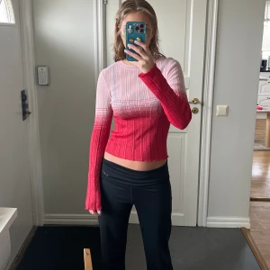 Topp - Säljer denna söta rosa/röda toppen, använd en gång. 