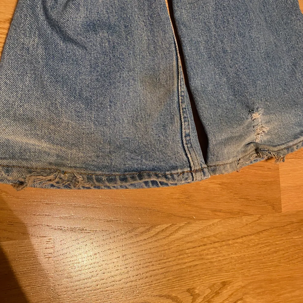 Jätte fina men för små för mig tyvärr. Skulle säga att det är en liten 36a  Kom med bud. Jeans & Byxor.