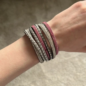 Armband - Armband med strass på. Har två knäppen beroende på hur stort man vill ha det. Alla stenar är på plats, inga defekter☺️Säljer för att det i princip aldrig är använt, och för att jag behöver pengar💕