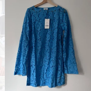 Blå spetsklänning - Blå klänning i spets. Ingen underklänning. Från NAKD X Josefine HJ