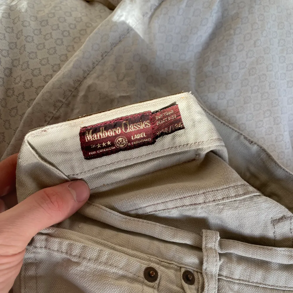 Beige marlboro classics jeans i tunnare denim tyg. Storlek 36/34 men är närmre 34/34  Mått (cm) Hel längd 112 Innersöm 80 Midja 43 . Jeans & Byxor.