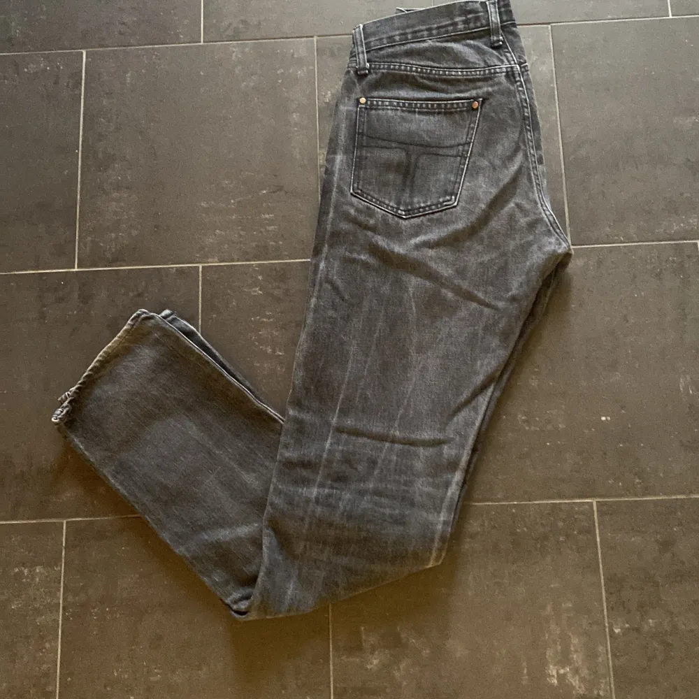 Säljer ett par feta Tiger of Sweden jeans. I mycket bra skick. Då jag säljer dem för de är förstora|Orginal pris: 1599kr. Kan diskutera pris!. Jeans & Byxor.