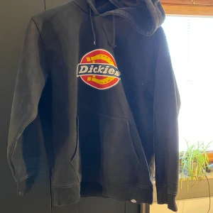 Dickies hoddie - Hyfsat fint skick, ganska använd, men använder den inte längre då jag tycker det är bättre att sälja den då någon anna kanske vill ha den, tycker den är liten i storleken.  150kr + frakt