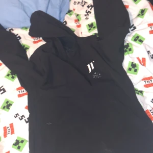 Dope hoodie  - Dope Jesper tjäder hoodie i bra skick Kan skicka bättre bilder vid intresse  Mvh Jonathan 