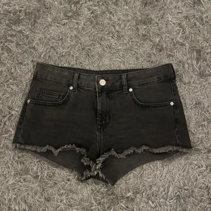 Lowwaist/lowrise shorts - Lowwaisted shorts som är super snygga nu till sommaren! Pris kan diskuteras. Skriv för frågor, tryck på köp nu!💕