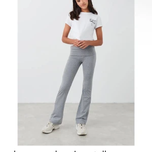 y low yoga leggings tall - Jättesnygga yoga pants från ginatricot i TALL (young men för personer med extra benlängd). HELT oanvända, prislappen kvar. Endast provade.
