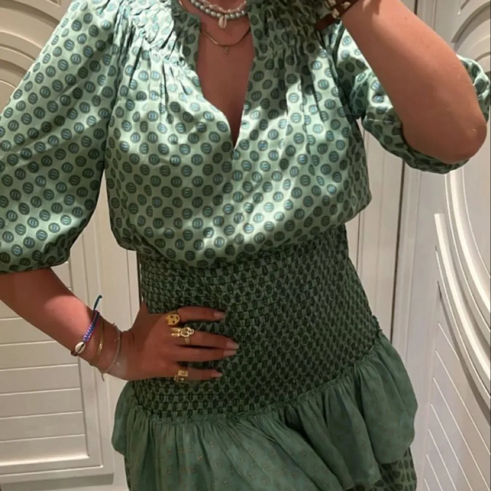 Säljer den här supersnygga gröna klänningen från Sandro i storlek 36!💓. Klänningar.