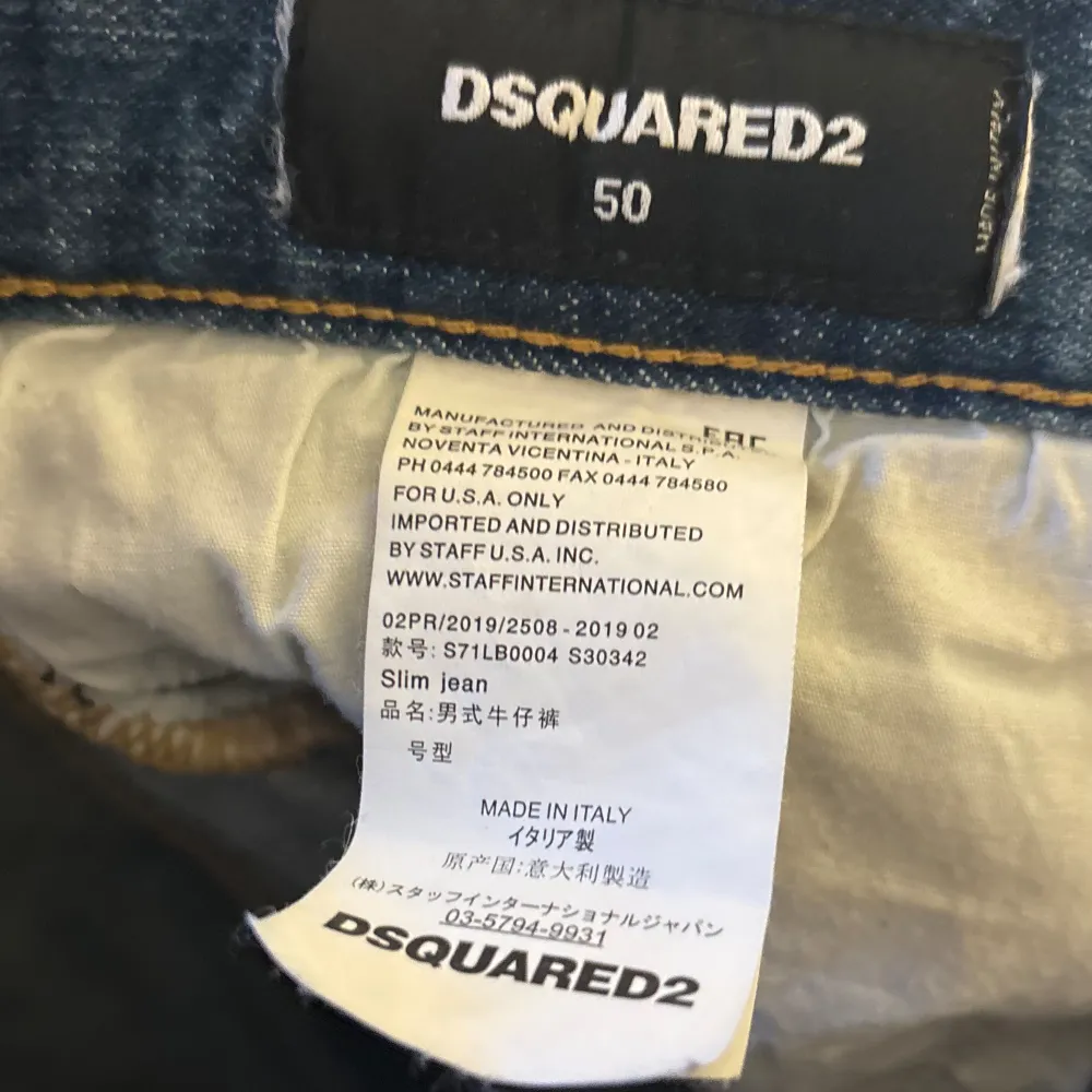 Dsquared2 jeans.  Lite korta i benen på mig som är 184. Inte använt mycket och är som nya. Pris 1999 + frakt. Jeans & Byxor.