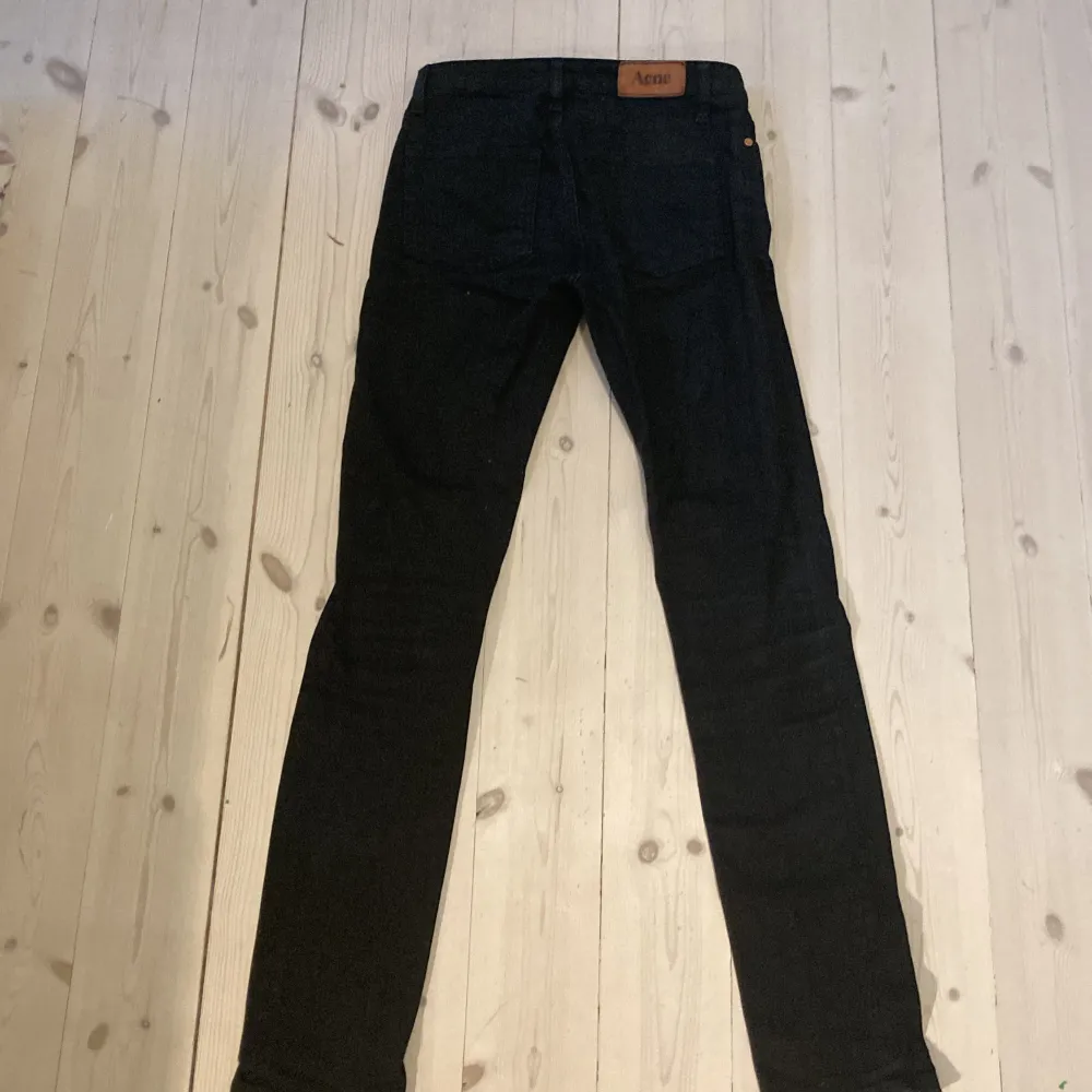  Det här är ett par fina jeans som knappt är använda. Perfekta till våren och kallare sommardagar. Kvaliten är bra och det finns inga slitningar på jeansen. Modell: flex s wet black Nypris:3500kr. Jeans & Byxor.