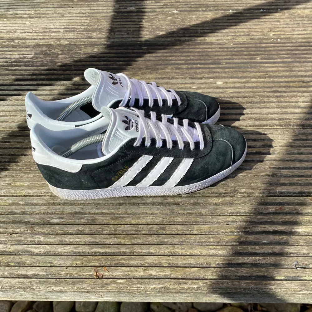 Tjena, säljer ett par adidas Gazelle i bra skick! Inga defekter eller liknande, lite använda men inte mycket. St 44 2/3 men passar som 44. Skor.