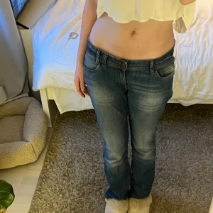 lågmidjade jeans - superlågmidjade jeans med fina fickor