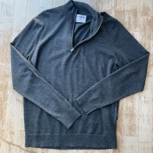 Selected homme quaterzip - Hej, säljer nu en mycket snygg grå selected homme quaterzip! Nypris är 599kr. Pris kan diskuteras vid en snabb affär! 