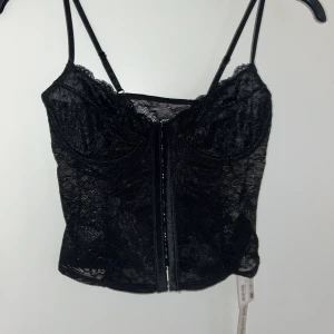 Korsettopp i spets - Helt ny topp, prislapp kvar och köpt för ca 2 veckor sedan. Nypris 299
