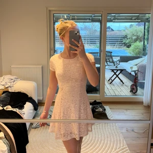 Rosa sommarklänning  - Ljusrosa spets klänning i storlek XS från cubus. Nyskick och endast använd en gång, säljer eftersom den är för liten.