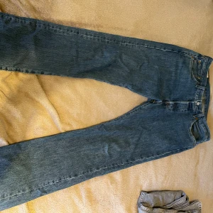 Levis 501 strl w32l32 - Tjena säljer ett par typ nya levis 501 som knappt är använda i strl 32,32. Nypris 1099kr