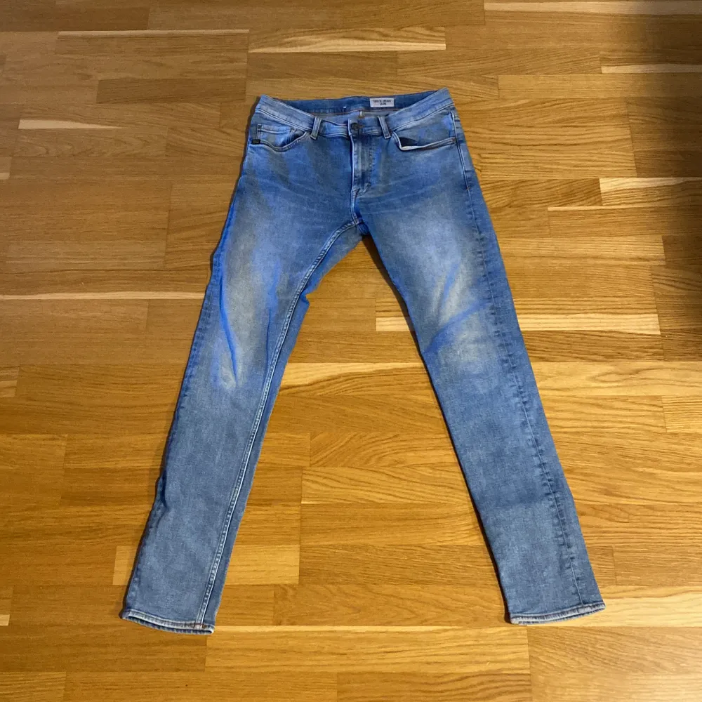 Säljer Tiger of Sweden slim fit jeans i modellen ”Evolve”, storlek 32/34. 9/10 skick. Nypris: 1700kr, Vårt pris: 349kr. Jeans & Byxor.