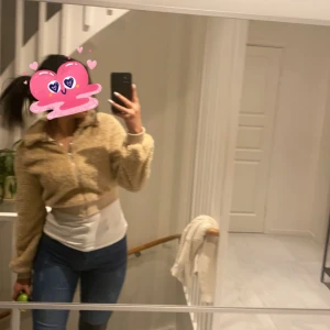 Kaki pälsig kofta - Säljer min så mysiga, pälsiga kofta i färgen kaki. Anledning? Har bytt klädstil! Nypris 159kr. Något du ändrar över är du alltid välkommen till DM🌞☺️ 