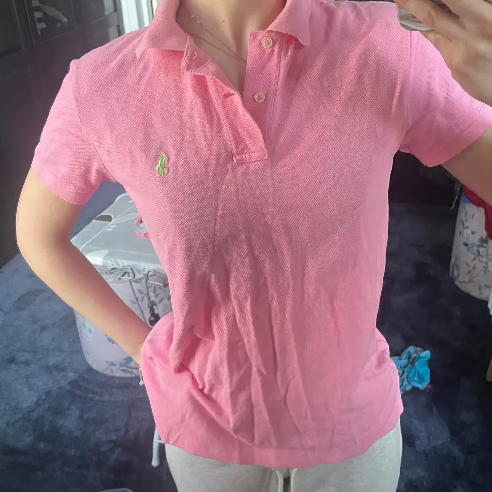 Tröja från Polo Ralph Lauren i rosa o grön. Använd 1-2 gånger endast så nyskick.. Toppar.