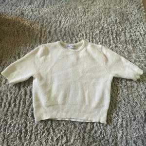 En kortarmad stickad tröja från zara i storlek M ( liten i storleken ) säljer pågrund av användväns inte