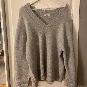 Stickad tröja  - Grå jättefin stickad tröja från Gina, inte använd mycket så jätte fint skick! 