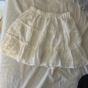Vit kjol  - Perfekt kjol till sommaren i storlek xs💞