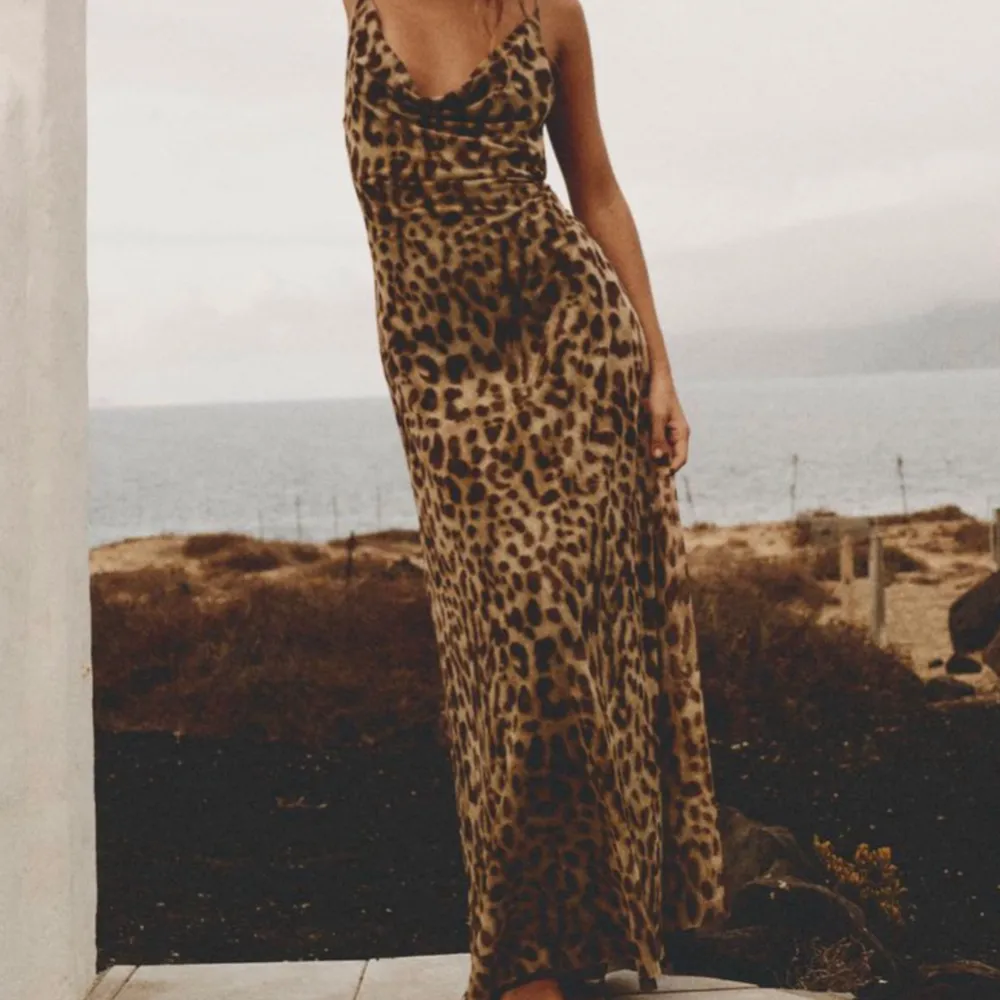 Säljer denna helt nya och slutsålda leopard zara klänning.  Säljer då det är för sent att lämna tillbaka oxh den ej passa mig som jag ville. . Klänningar.