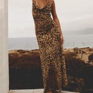 Säljer denna helt nya och slutsålda leopard zara klänning.  Säljer då det är för sent att lämna tillbaka oxh den ej passa mig som jag ville. 