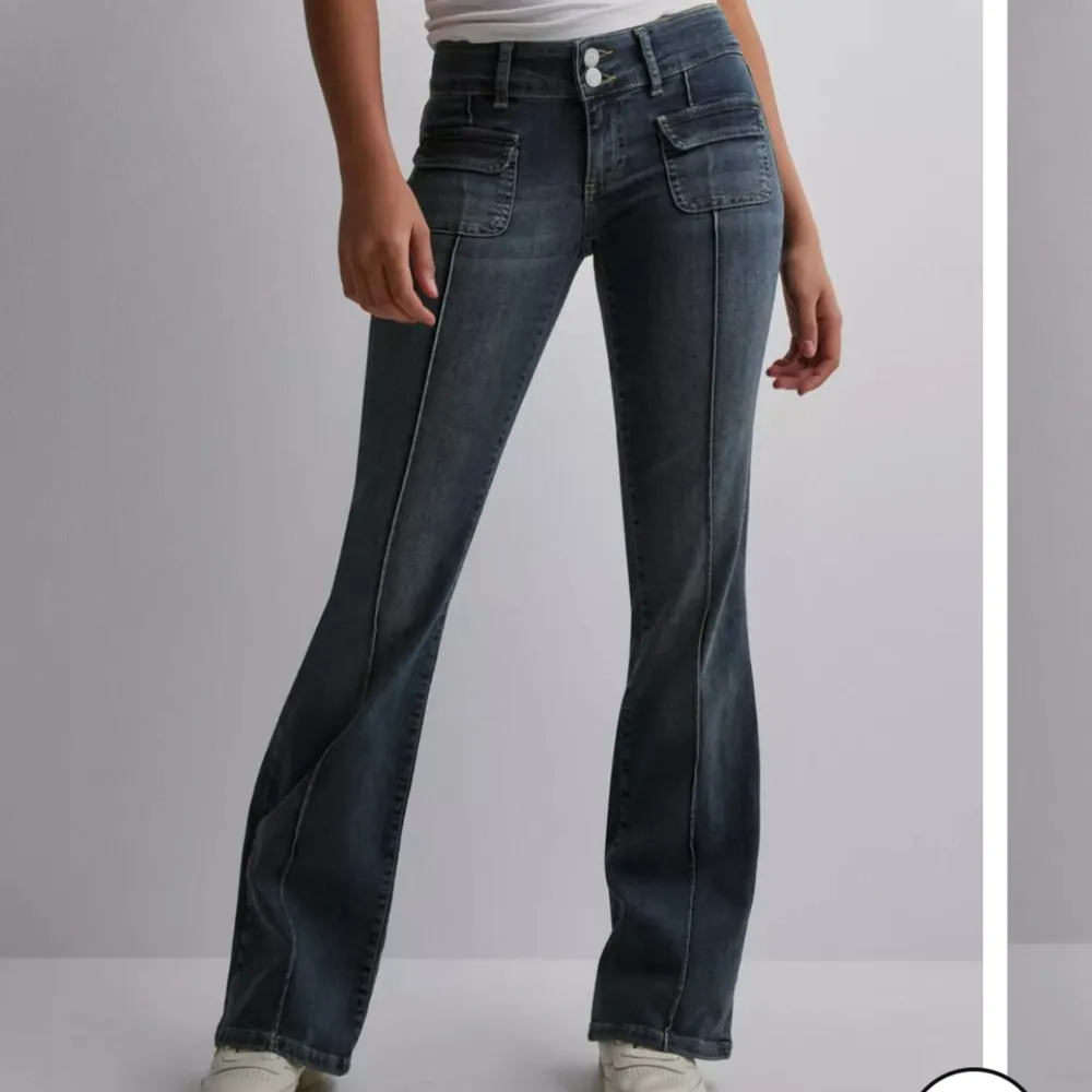 Säljer dessa supersnygga lågmidjade bootcut jeans från Nelly då de tyvärr inte kommer till användning💗Är i nyskick och bara använda 2 gånger💗 Nypris är 699 men säljer för 550kr, kan sänka vid snabbt köp💗. Jeans & Byxor.