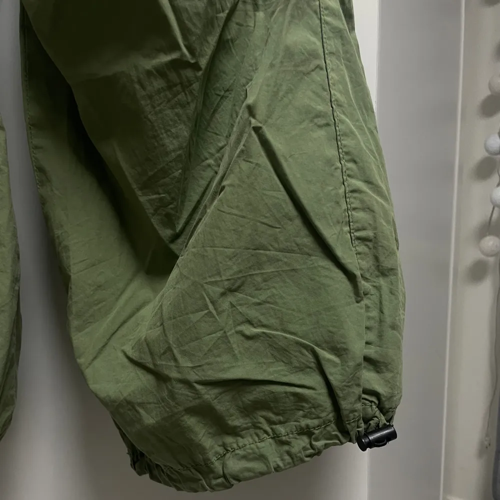 Jättefina kakigröna byxor från ASOS, köpt för 399kr säljer för 100kr. Priset kan diskuteras.. Jeans & Byxor.