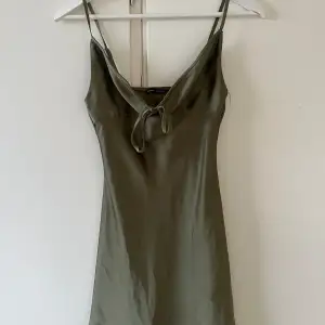 Oliv grön klänning