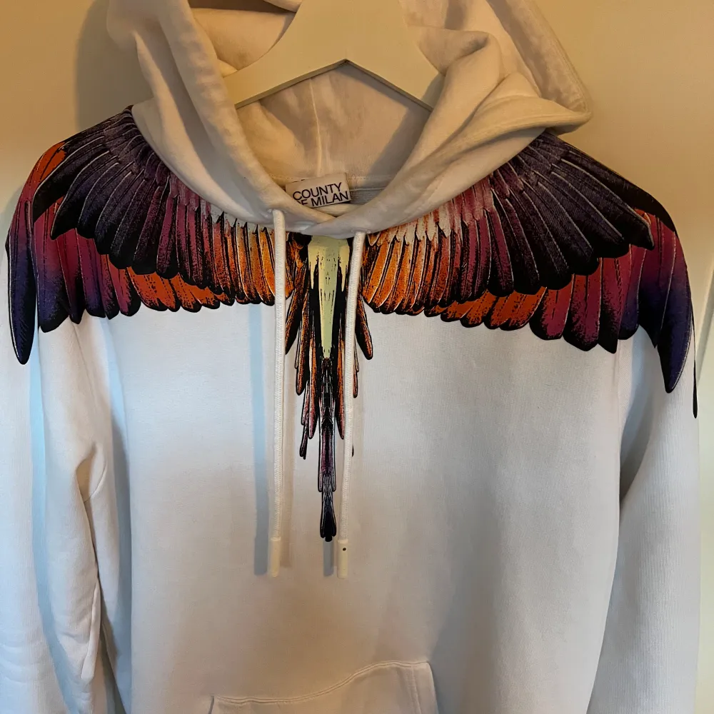 Hej säljer en väldigt fin hoodie ifrån Marcelo Burlon, köpt på miinto december 2023 för ca 3500kr, säljer den för 2800kr. Kvitto, orderbekräftelse finns!. Hoodies.