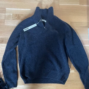 Woodbird half zip - Zip sweater från woodbird, oanvänd då den var för liten. Köpt för 1400kr nypris, men vill bli av med då jag inte kan lämna tillbaka.
