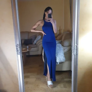 Klar blå långklänning  - 🦋Har bara hängt i garderoben men aldrig blivit använd riktigt, då jag nog har mer sentimental tycke för den och är nu för stor. Längd: 141 cm (från hals) & 77cm slits.95%Polyester & 5 Viskos 🦋🦋