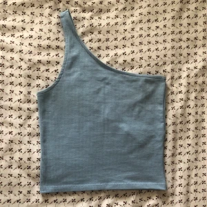 Blå topp - Gullig topp från Gina, är xxs men passar på mig som är s💕 Kontakta mig om du är intresserad eller har frågor