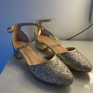 Glitterklackar - Perfekta skorna inför balen/studenten. 
