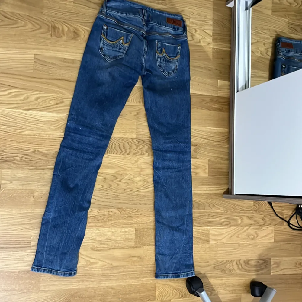 Säljer dessa jätte snygga ltb jeans eftersom de inte passade , storlek 25/30 passar xs-s! Köptes för 600 men säljer för 250, de är som nya då förra ägaren o jag it använt de!OBS IT VALERIE MODELEN!Hör av dig vid frågor😇( lånade bilder med de på🤗). Jeans & Byxor.