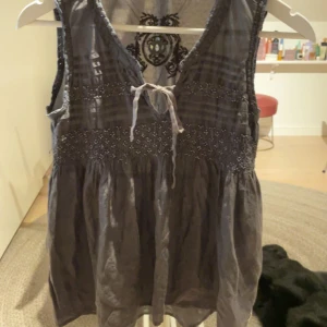 Odd Molly tröja  - Säljer denna jätte fina blusen från odd Molly, för liten för mig som har kupa D i bh-ar. Men bara för liten vid brösten. Annars hade den suttit fint. Aldrig använd lite skrynklig på bilderna med det stryker jag såklart till❤️Tröjan är mörkgrön. 