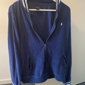 Ralph lauren tröja - Full zip från Ralph lauren Skick 8.5/10 bara använd inga defekter Size XL i junior vilket motsvara S men kan även passa M Fler frågor eller funderingar hör gärna av er!
