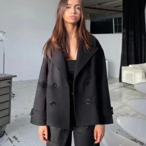 Design by si kappa  - Nästan helt oanvänd kappa från design by si, skriv vid intresse 