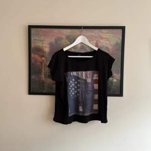 Svart T-shirt med tryck från Gina Tricot i storlek S. 🌸