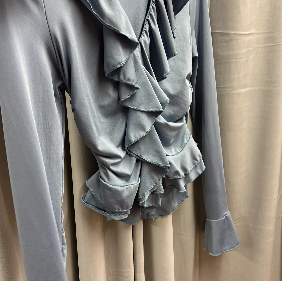 Vacker blus med volanger - 90