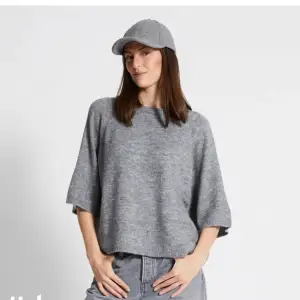 Stickad Trekvartsärmad tröja från Zara, aldrig använd.  Strl Xs men passar såklart om man har en större strl vilket jag har