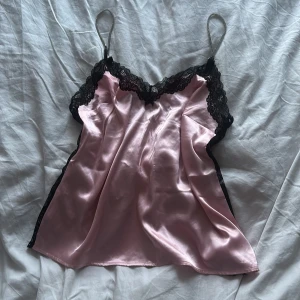 Spets linne - Jättefint rosa linne med spets och supersnygg rygg!💘 Säljs pga att jag inte använder den men inga defekter och nästan aldrig använd 💕Det står Xs men kan även passa S