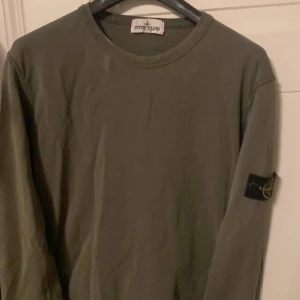 Stone island sweatshirt  - Den är köpt på NK i juli 2021, inte använd jättemycket. Skick 9/10. Köpt för nånstans runt 1600. Hör av er för mer bilder m.m