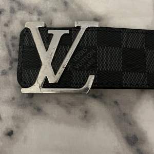 Säljer Luis Vuitton bälte i svart o silver märke ganska slitet men Syns knappt skriv för frågor o fler bilder 