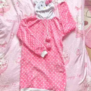 Super gullig Hello Kitty hoodie klänning  för S/XS! Säljer då den ej kommit till användning! Med amatöröga hittar jag inga defekter eller missfärgningar! Kan möjligtvis diskutera prisförslag