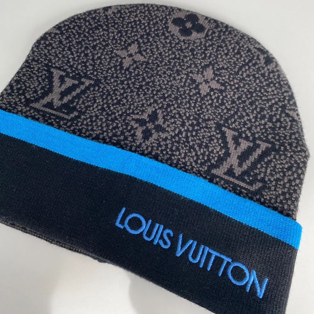 Hej, säljer en helt ny, oanvänd Louis Vuitton monogram mössa.. Accessoarer.