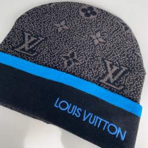 Hej, säljer en helt ny, oanvänd Louis Vuitton monogram mössa.