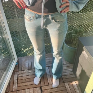 Lågmidjade Disel jeans - Svin snygga lowwaist  jeans från Disel som tyvärr är förstora, storlek 26/30. Midjemått är 37cm och innerbenslängden är 78cm. Kan tänka mig att gå ner i pris vid snabb affär 
