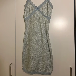 Sommarklänning H&M 💙 - Jättesöt och stretchig sommarklänning från H&M 🦋 Har enbart provat. 